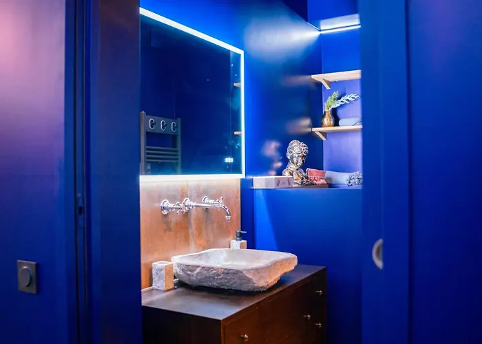 Le Voluptueux ~ Sauna ~ Jacuzzi ~ Centre-ville *